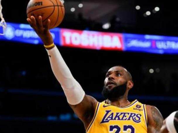 开云体育app下载-詹姆斯末节场均9.3分效率爆表 轮换变化收获奇效